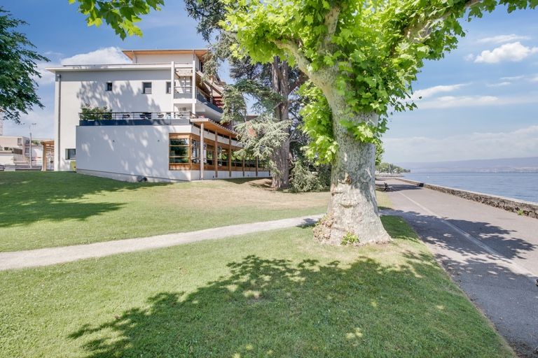 WATERFRONT APARTMENT