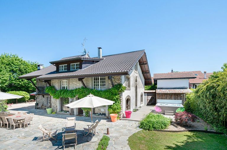 A WONDERFULL RENOVATED FARMHOUSE