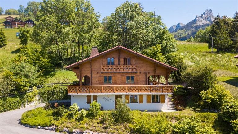CHALET WITH PANORAMIC MOUNTAIN VIEWS