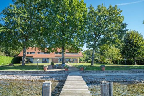 SUPERB WATERFRONT HOUSE