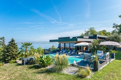 Villa with panoramic view of the lake